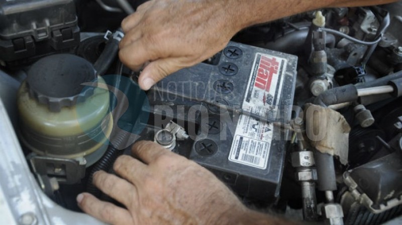 Insólito: vecinos de Las Carmelitas tuvieron que comprar una batería para que funcione un móvil policial