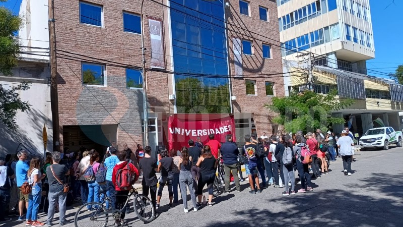 (FOTOS) Movilización frente al Rectorado de la UNRN: «El sistema universitario está en crisis financiera»