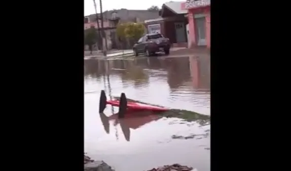 (VIDEO) Inundaciones en el Lavalle tras las lluvias: «El intendente es un desastre, no tiene idea de dónde quedan los barrios»