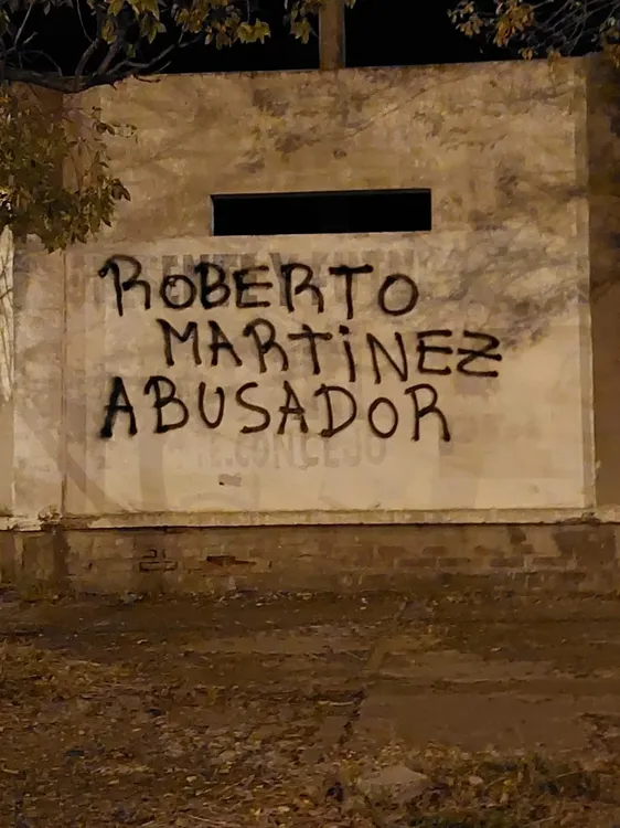 Aparecieron pintadas contra Roberto Martínez, concejal de La Libertad Avanza