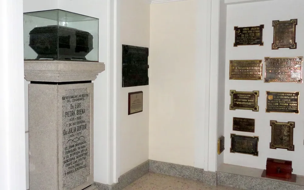Robo al mausoleo de Luis Piedra Buena: el hecho ocurrió en horario de visita