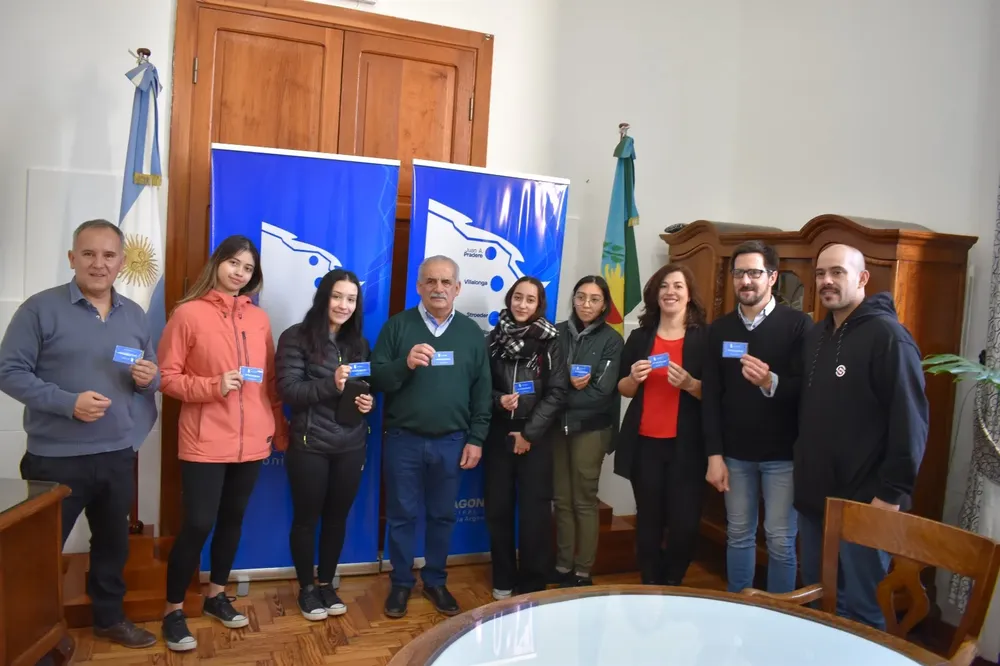 Boleto estudiantil interurbano: Marino entregó tarjetas a alumnos terciarios y universitarios